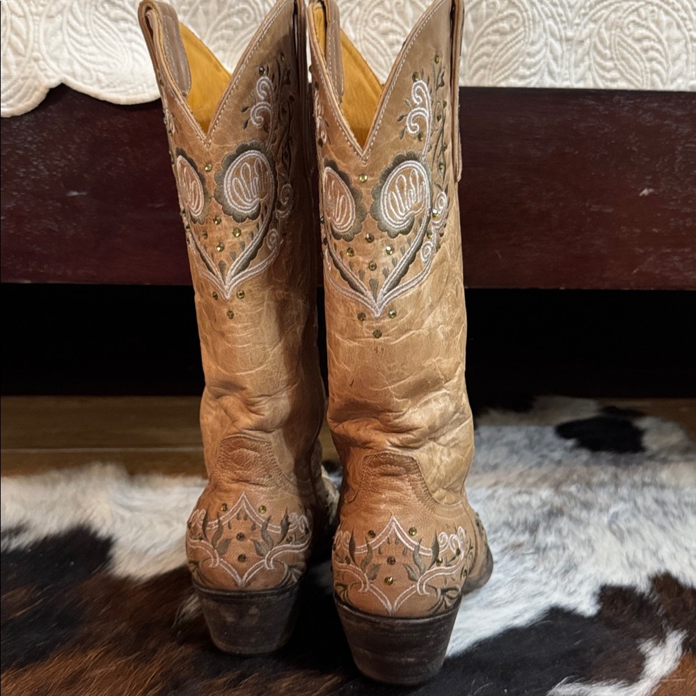 Old Gringo Tan Embroidered Heeled Boots - Picture 2 of 7